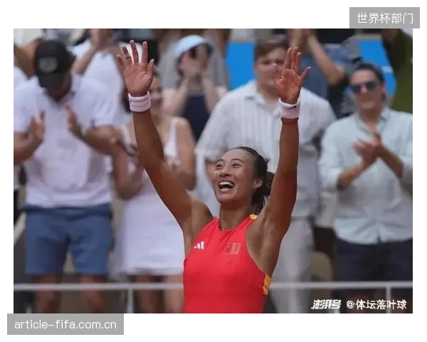 巴黎新星杜埃连续两年荣膺最佳年轻球员，展现出巨大潜力与即战力。