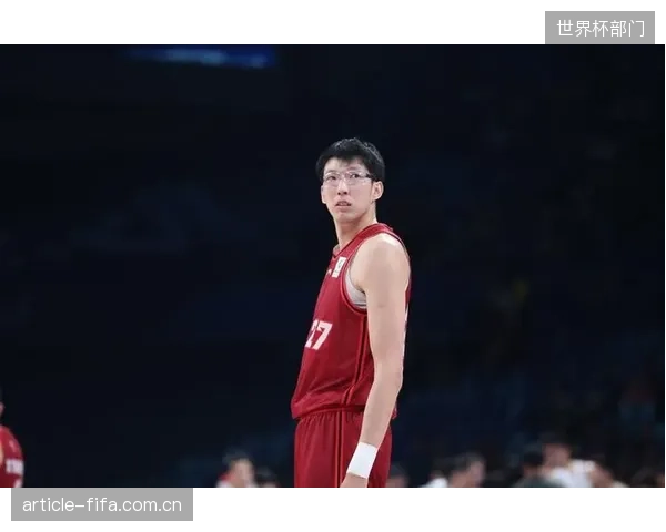 周琦凭借其身高臂展带来的防守覆盖面积,成为新生代内线屏障。 周琦凭借其身高臂展带来的防守覆盖面积,成为新生代内线屏障。